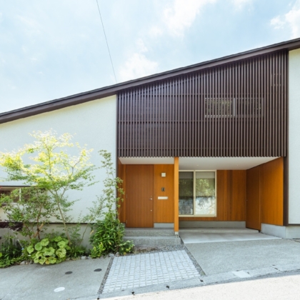 傾斜地に建つ家