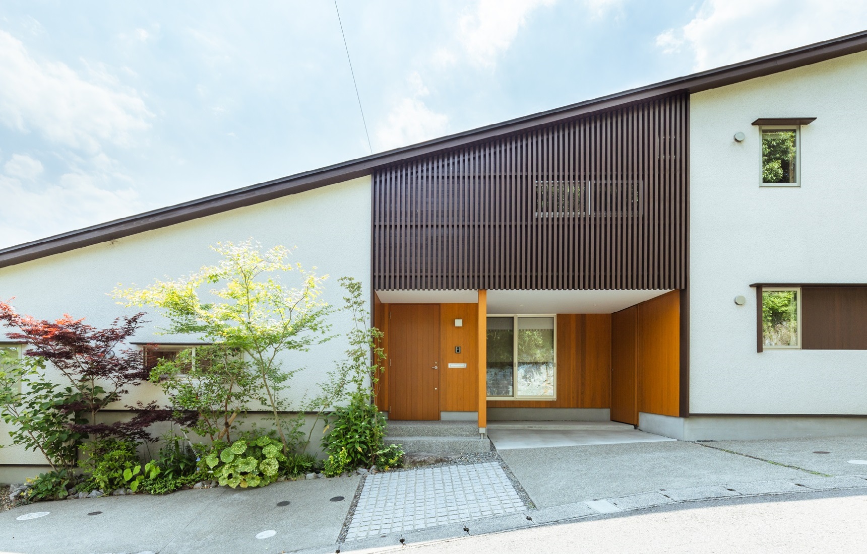 傾斜地に建つ家