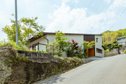 斜面地に建つ家