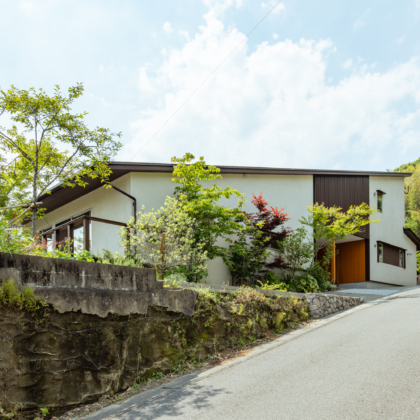 斜面地に建つ家