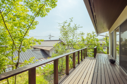 斜面地に建つ家